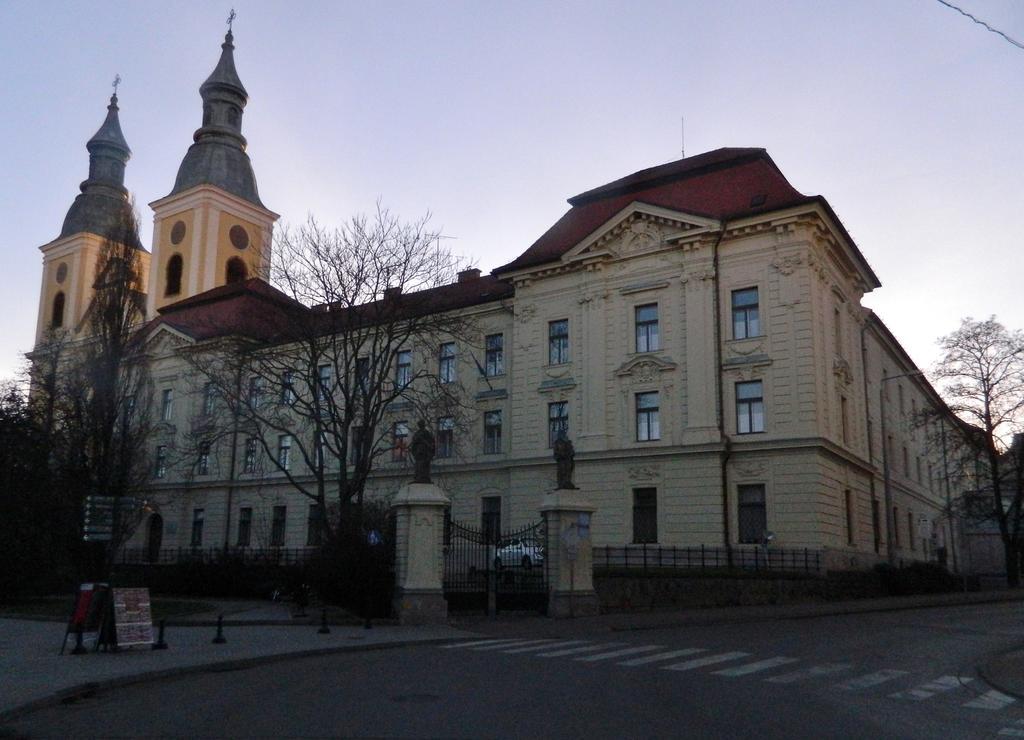 Relax Apartman Eger Buitenkant foto
